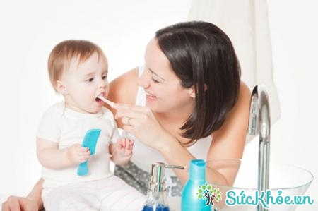 Chăm sóc răng chăm sóc răng miệng cho trẻ từ 0 - 6 tháng