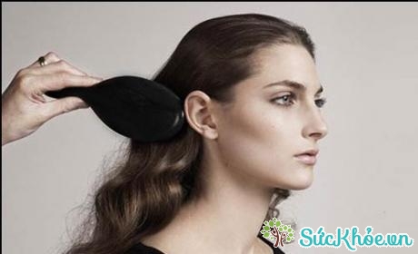 Cách gội đầu cho da gàu là chải tóc trước khi gội đầu giúp kích thích tuần hoàn máu