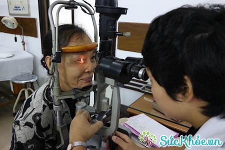 Thường xuyên đi khám định kỳ để hạn chế những bệnh về mắt ở người già
