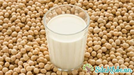 Nếu thường bị đầy hơi vì lactose trong sữa bò, bạn nên thay thế bằng sữa đậu nành