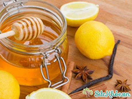 Một tách trà mật ong, chanh sẽ giúp bạn giảm đau họng hiệu quả