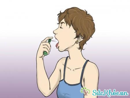 Dùng thuốc xịt tê là cách chữa đau họng tại nhà