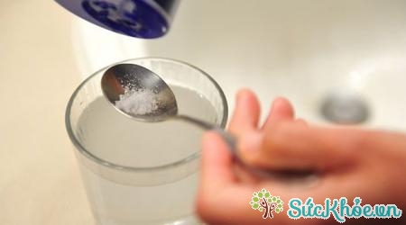 Súc miệng bằng nước muối giúp giảm đau cổ họng và chống nhiễm trùng