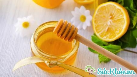 Uống mật ong hoặc chanh pha với nước ấm để làm giảm đau họng