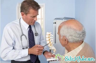 Có nhiều cách chữa bệnh đau lưng ở người già