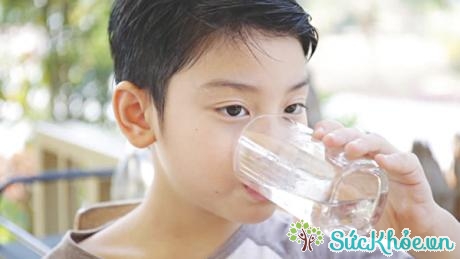 Mùa hè nắng nóng cần chú ý đến bổ sung nước cho trẻ