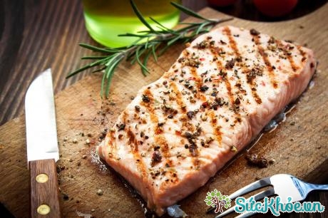 Cá hồi chứa nhiều omega-3 giúp phòng chống bệnh đau vai gáy