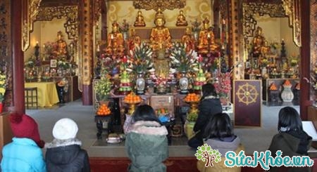 Khi đi lễ chùa không nên đi quanh tượng Phật
