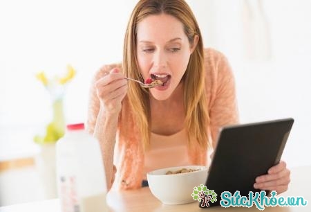 Ăn trưa quá nhanh rất có hại cho sức khỏe và cũng là nguyên nhân gây béo phì