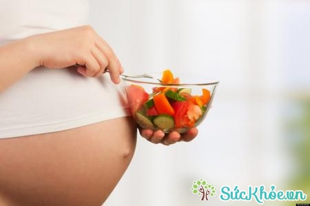 Bí quyết ăn uống khi mang thai là bà bầu nên bổ sung vitamin A, C để con có làn da trắng hồng, mịn màng