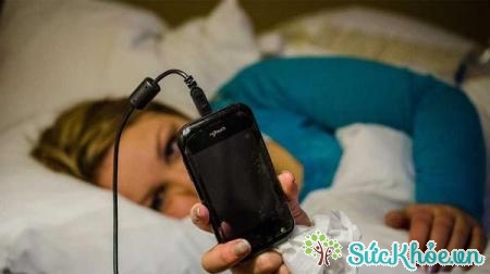 Sử dụng điện thoại trước khi đi ngủ là một trong những thói quen xấu cần bỏ