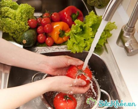Để đảm bảo an toàn thực phẩm mùa mưa bão cần rửa rau sạch nhiều lần trước vòi nước
