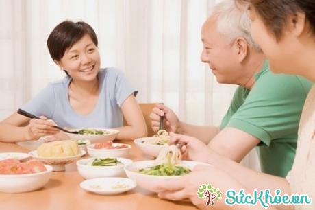 Chế độ ăn uống cho người cao tuổi hợp lý giúp phòng bệnh tật và kéo dài tuổi thọ