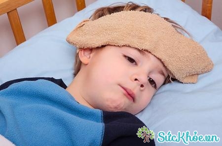 Trẻ mắc viêm họng cấp thường sốt cao