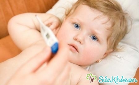 Viêm họng cấp ở trẻ làm các bé mắc bệnh thường sốt cao