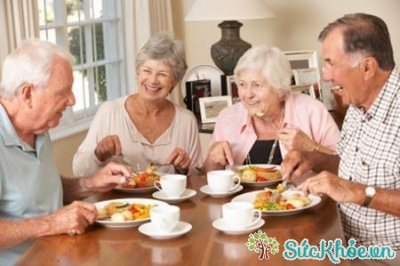 Người cao tuổi cần năng vận động để kích thích khẩu vị và thèm ăn là biện pháp tốt chống suy dinh dưỡng
