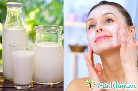 Thấm nhẹ sữa tươi lên mặt giúp làm sạch da