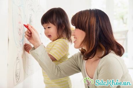 Mẹ có thể giúp phát triển trí não cho trẻ rất đơn giản thông qua những trò chơi hàng ngày