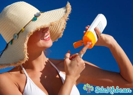 Uống đủ nước, đội mũ rộng vành và bôi kem chống nắng là biện pháp hữu hiệu chống lão hóa da