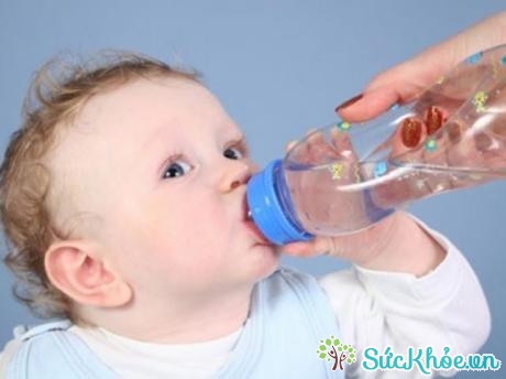 Cho trẻ uống nhiều nước là cách chăm sóc trẻ vào mùa hè tốt nhất