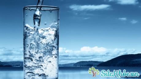 Uống đủ nước mỗi ngày giúp cung cấp đủ nước cho cơ thể