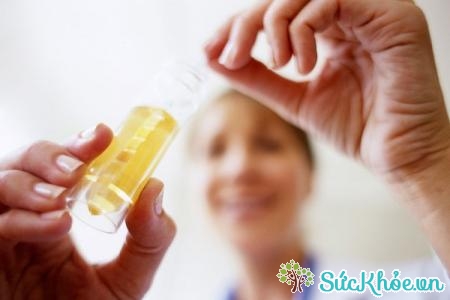 Nước tiểu có thể bị nhuộm vàng vì thuốc có chứa vitamin B2