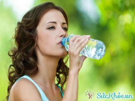 Điều trị sỏi thận tại nhà bằng cách uống thật nhiều nước
