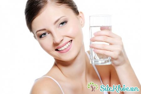 Uống một cốc nước trước khi ăn, sẽ làm giảm sự thèm ăn của bạn và tăng cảm giác no