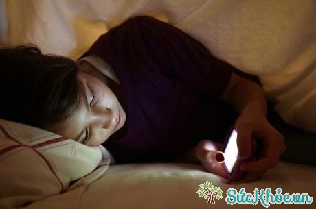 Tránh lướt nét bằng điện thoại trước khi ngủ vì sẽ khiến não của chúng ta tỉnh táo