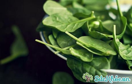 Rau cải và các loại rau lá xanh có hàm lượng vitamin B cao, giúp giảm sự giữ nước