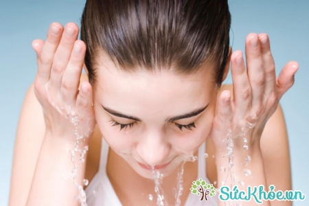 Một trong các bước chăm sóc da mặt là rửa mặt sạch