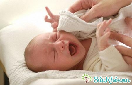 Nhiễm trùng sơ sinh là nhiễm trùng mắc phải trước, trong khi sinh hoặc tháng đầu sau sinh