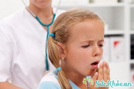 Triệu chứng của viêm đường hô hấp mạn tính ở trẻ em là chảy nước mũi thường xuyên