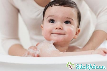 Chăm sóc da cho trẻ em nên thường xuyên tắm rửa vệ sinh