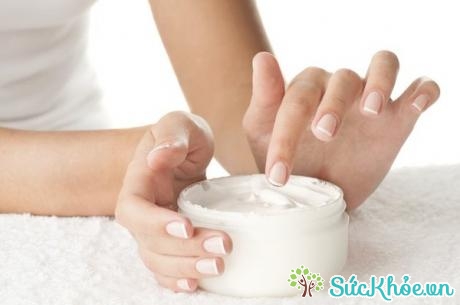 Chăm sóc da tay vào mùa đông nên chú ý dưỡng ẩm đúng cách