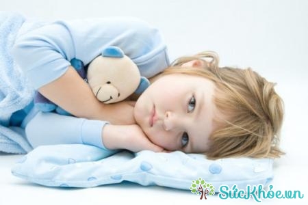Bố mẹ chăm con quá mức cũng có thể là nguyên nhân khiến trẻ khó ngủ