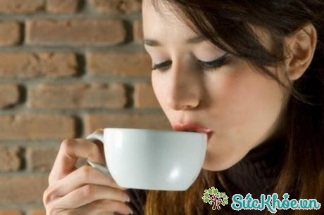 Đồ uống chứa caffeine có thể sẽ ảnh hưởng nặng đến tiêu hóa và khiến bạn mất ngủ