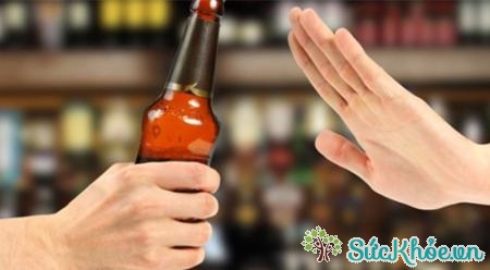Những người nghiện rượu đột ngột thiếu rượu có thể gặp RBD