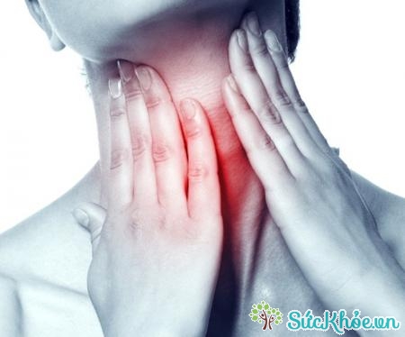 Bệnh nhân bị viêm nắp thanh quản thường thấy đau họng