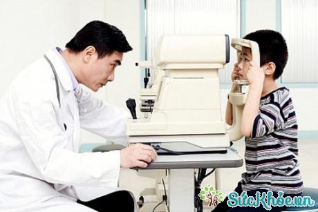  Cách chăm sóc mắt học đường bằng cách thường xuyên kiểm tra mắt cho trẻ