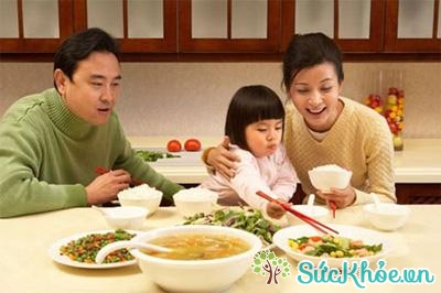 Cách chữa biếng ăn cho trẻ là nên tạo không khí vui vẻ, ấm áp trong bữa ăn giúp trẻ ăn ngon miệng