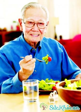 Người cao tuổi cần ăn nhiều rau quả, ngũ cốc nguyên hạt, các loại đậu và uống nước thường xuyên