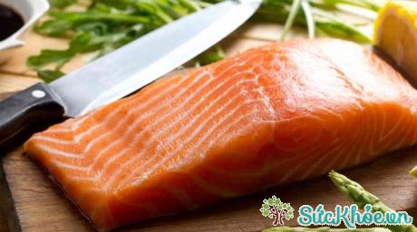 Chất béo có trong cá hồi có tác dụng giảm sưng khi bị viêm khớp