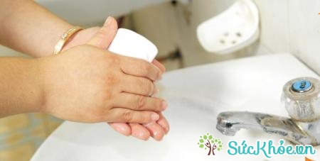 Cách chăm sóc trẻ bị tay chân miệng là nên rửa tay sạch sẽ bằng xà phòng