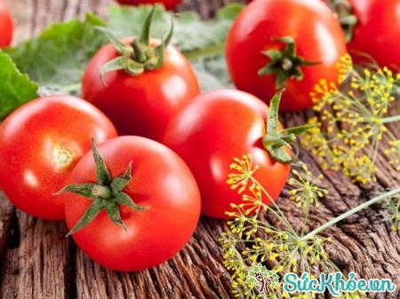 cà chua có tính axit có thể cân bằng độ pH trong tóc