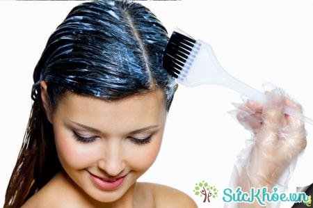 Dưỡng ẩm là cách chăm sóc tóc hư tổn