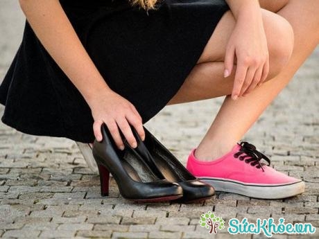 Nên chọn giày dép thoải mái khi để ngăn chặn bệnh