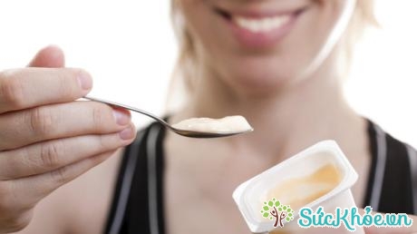 Cách sử dụng sữa chua tốt cho sức khỏe là dùng sau bữa ăn từ 1 - 2 giờ
