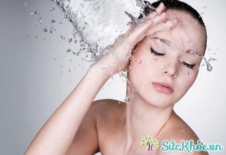 Làm sạch da mặt là một trong các bước chăm sóc da trước khi đi ngủ không thể thiếu