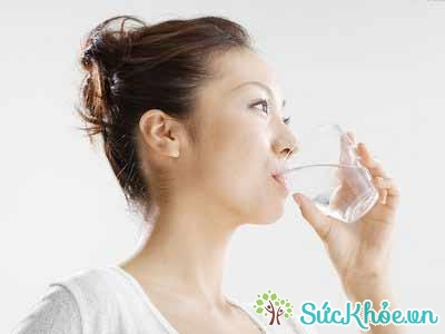 Uống nước hàng ngày là giải pháp quan trọng để đối phó với các loại sỏi tiết niệu